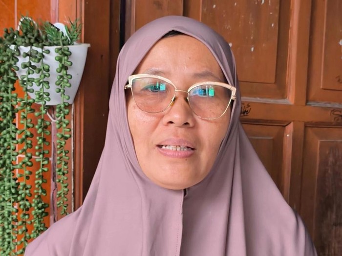 pemilik-rumah-di-ciracas-jaktim-hamidah-50-cerita-detik-detik-temukan-peluru-nyasar-tembus-plafon-dan-jatuh-dekat-anaknya-1779513959227_43