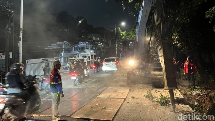 perbaikan-jalan-amblas-di-jalan-lenteng-agung-jaksel-dikebut-malam-hari-1780076383636_169