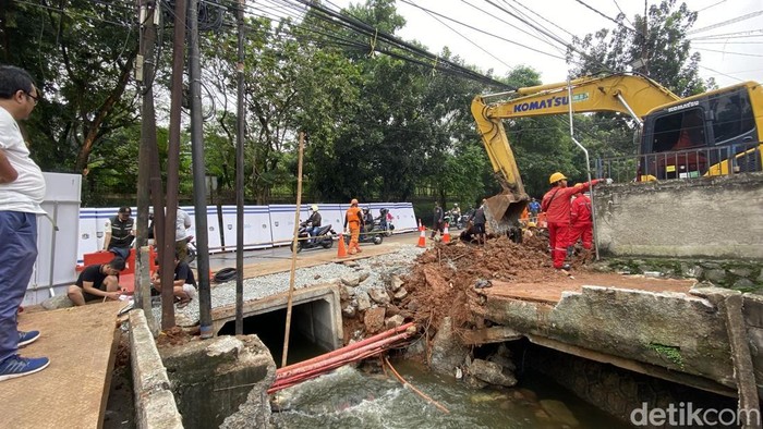 perbaikan-jalan-amblas-di-lenteng-agung-jaksel-devidetikcom-1780201300940_169