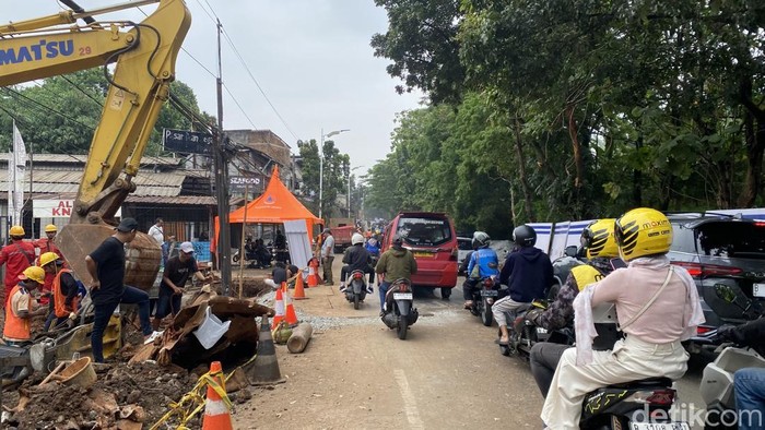 perbaikan-jalan-di-lenteng-agung-jaksel-devidetikcom-1780204372579_169
