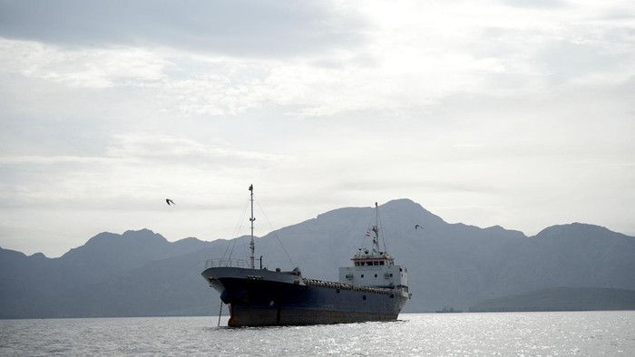 Kapal Kargo Korsel Dihantam 2 Pesawat Tak Dikenal di Selat Hormuz