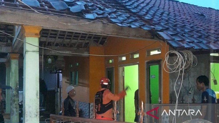 petugas-bpbd-melakukan-penanganan-rumah-rusak-akibat-diterjang-angin-kencang-di-desa-tamansari-kecamatan-rumpin-kabupaten-bogo-1779668014544_169