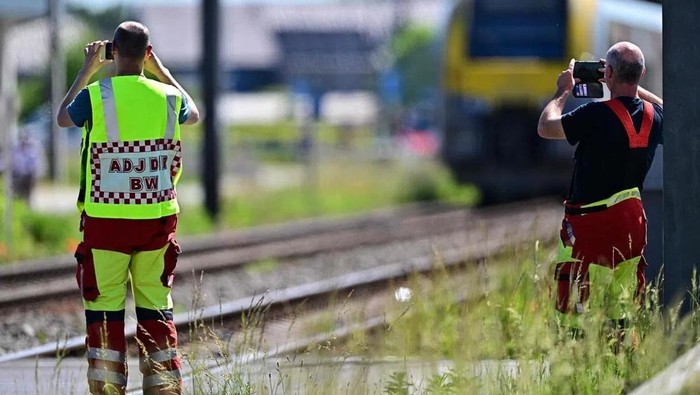 petugas-darurat-belgia-di-lokasi-kecelakaan-kereta-tabrak-bus-sekolah-1779790229729_169