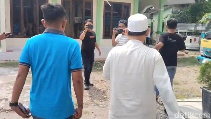pimpinan-ponpes-di-kabupaten-pekalongan-baju-putih-digiring-petugas-ke-satreskrim-polres-pekalongan-kota-terkait-dugaan-pencab-1779864262012_169