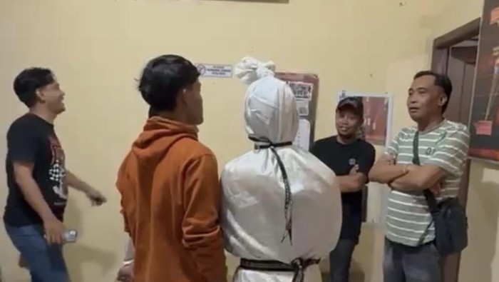 pocong-ngamen-ditangkap-di-kediri-1779599174080_169