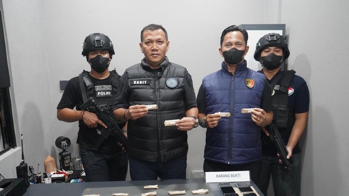 polda-metro-jaya-menangkap-dua-pengedar-narkoba-dan-menyita-paket-ganja-di-tangerang-1779721625168_169