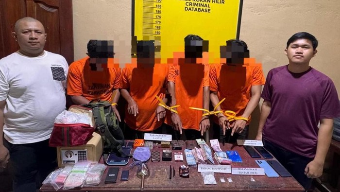 polisi-membongkar-peredaran-narkoba-di-rokan-hilir-riau-ratusan-amunisi-turut-disita-1779169242495_169