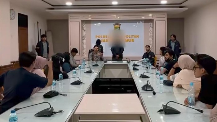 polisi-mengkonfrontir-pasutri-pemilik-wo-di-jakarta-timur-yang-diduga-menipu-58-calon-pengantin-dokscreenshot-instagram-kapolr-1780188449534_169