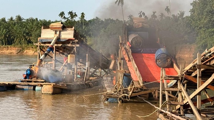 Important Visit: Respons Keluhan Emak-emak, Polisi Musnahkan 5 Rakit PETI di Sungai Kuantan