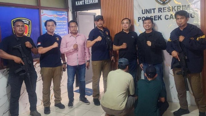 Historic Moment: Polisi Tangkap 2 Pelaku Penyekapan Pria di Showroom Motor Jaktim