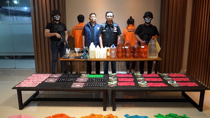 polisi-tangkap-dua-pelaku-produsen-lab-narkoba-di-jakarta-barat-dokistimewa-1779806306407_169