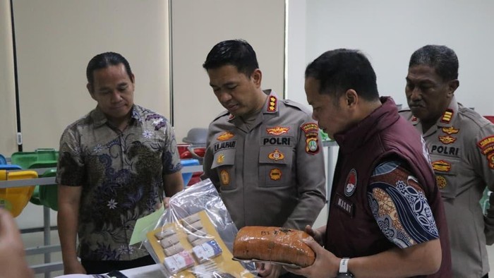 polres-metro-tangerang-kota-menyita-sekilo-ganja-saat-razia-malam-1780115062411_169