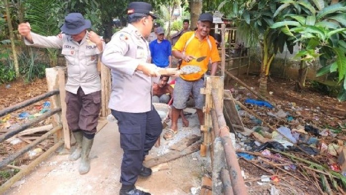 New Policy: Sambut HUT Bhayangkara, Polres OKI Perbaiki Jembatan Rusak untuk Warga
