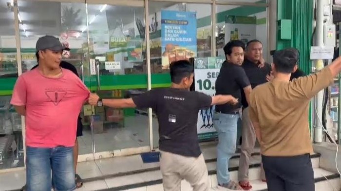 polres-serang-tangkap-dua-pelaku-modus-ganjal-atm-1778927619963_169