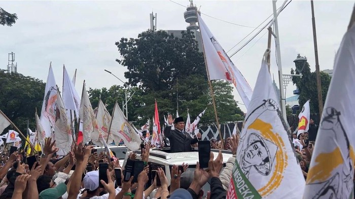 prabowo-sapa-aksi-massa-depan-gedung-dpr-dok-tim-media-presiden-1779290987763_169