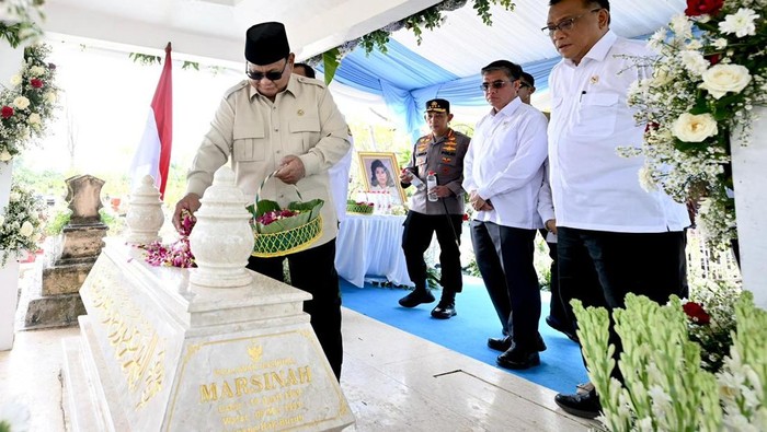Historic Moment: Momen Prabowo Ziarah ke Makam Marsinah, Tabur Bunga dan Berdoa