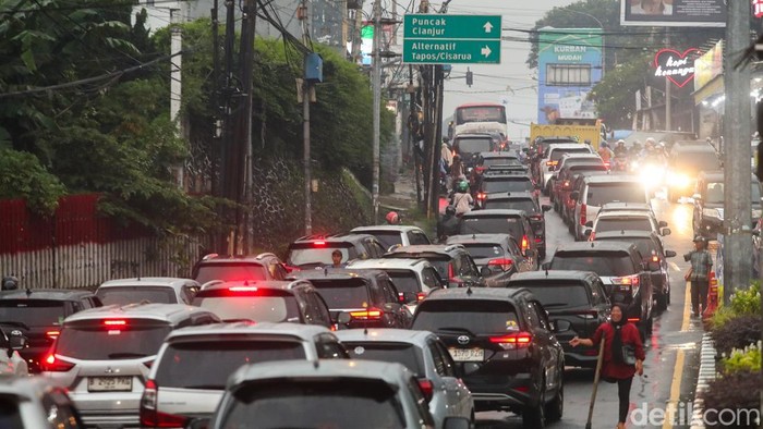 puluhan-ribu-kendaraan-padati-jalur-puncak-saat-hari-kedua-libur-panjang-1778843006939_169