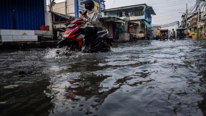 rob-kepung-pesisir-jakarta-warga-diminta-siaga-1750829626768_169