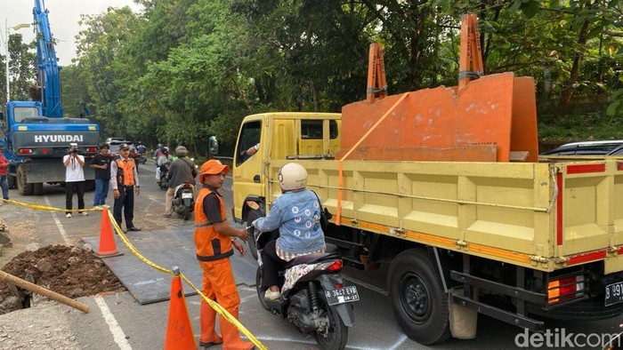 ruas-jalan-amblas-di-jalan-lenteng-agung-jakarta-selatan-jaksel-mulai-bisa-dilalui-jalan-itu-kini-dapat-dilalui-usai-petugas-m-1780044277505_169