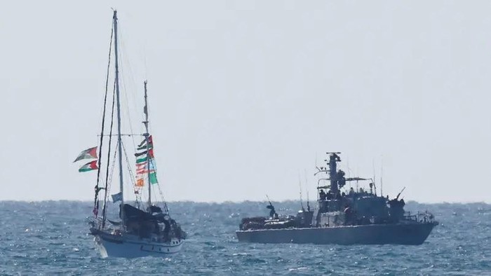 salah-satu-kapal-global-sumud-flotilla-dicegat-dan-dikawal-kapal-angkatan-laut-israel-menuju-ke-pelabuhan-ashdod-1759484296409_169