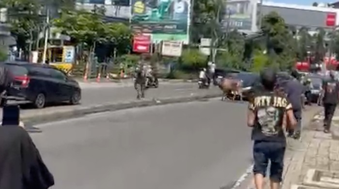 sapi-kurban-lepas-ke-jalanan-di-ciputat-hingga-bikin-lalu-lintas-macet-1779866957175_169