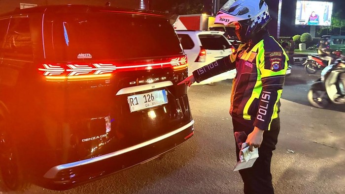 satlantas-polresta-tangerang-menilang-pengemudi-mobil-denza-yang-menggunakan-pelat-nomor-seolah-ri-1779861806255_169-1