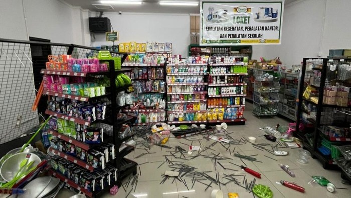 seekor-sapi-kurban-mengacak-acak-minimarket-di-kecamatan-leuwiliang-bogor-jawa-barat-dok-istimewa-1779877342462_169