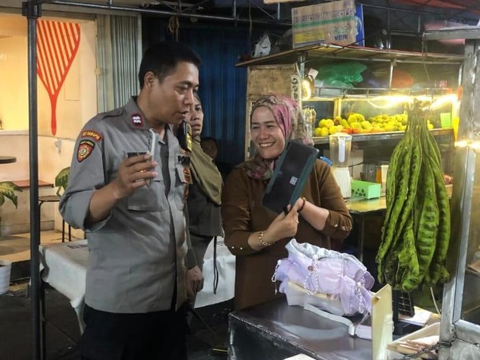 seorang-ibu-membagikan-pengalaman-menghubungi-call-center-polri-110-dia-dibantu-petugas-kepolisian-menemukan-tas-putrinya-yang-1778743794561_43