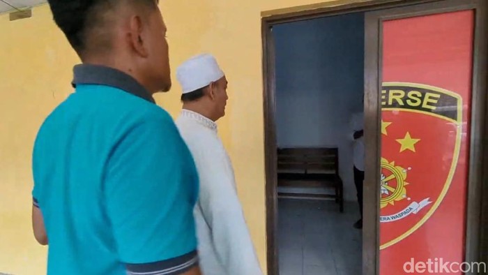 seorang-pimpinan-ponpes-digiring-ke-satreskrim-polres-pekalongan-kota-terkait-dugaan-pencabulan-santriwati-rabu-2752026-1779861339783_169