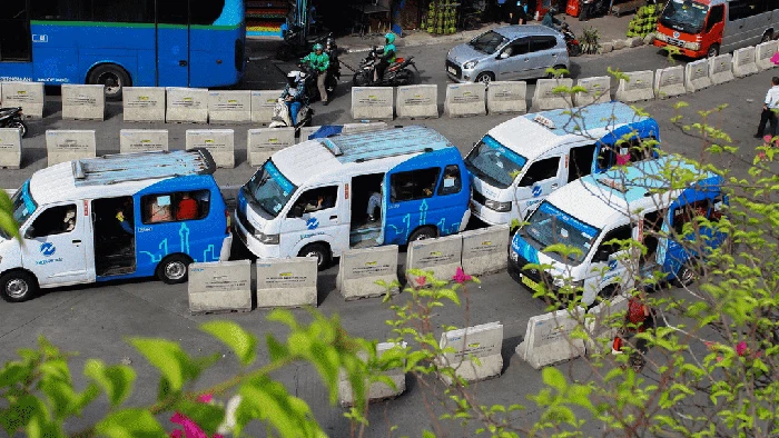 seorang-wanita-tiba-tiba-ditampar-saat-naik-angkot-jaklingko-oleh-wanita-lainnya-di-jaksel-peristiwa-itu-membuat-heboh-seisi-m-1779544572491_169