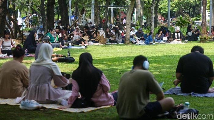 silent-reading-jadi-tren-baru-menikmati-buku-di-ruang-publik-jakarta-1779600615388_169