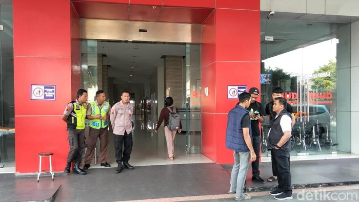 suasana-di-kamar-mayat-rsud-temanggung-tempat-empat-orang-sekeluarga-diautopsi-kamis-2852026-1779946962200_169