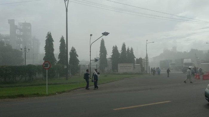suasana-sekitar-pabrik-kimia-di-cilegon-usai-ledakan-terjadi-iqbaldetikcom-1779697814539_169