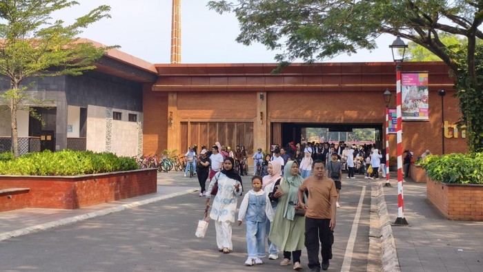 suasana-tmii-pada-hari-pertama-long-weekend-kenaikan-yesus-kristus-kamis-1452026-1778731171753_169