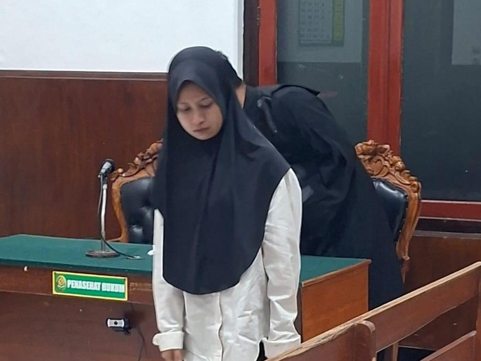 terapis-spa-di-surabaya-nur-hasannah-usai-menjalani-sidang-di-pn-surabaya-1779760380282_43