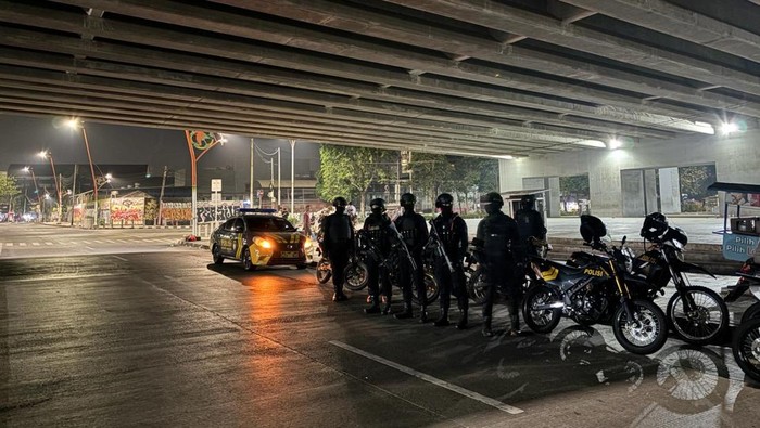 tim-brimob-polda-metro-jaya-membubarkan-tawuran-di-jakarta-hingga-bekasi-pada-sabtu-1652026-dini-hari-1778896923904_169