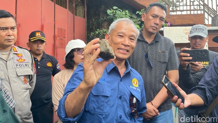 tim-geolog-upn-veteran-jogja-mengecek-rumah-mutfiati-warga-seyegan-sleman-yang-terbakar-berulang-kali-sabtu-3052026-1780123470907_169