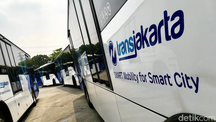 2 Bus TransJ Tabrakan Saat Off Layanan di Jaktim – Bodi dan Kaca Rusak