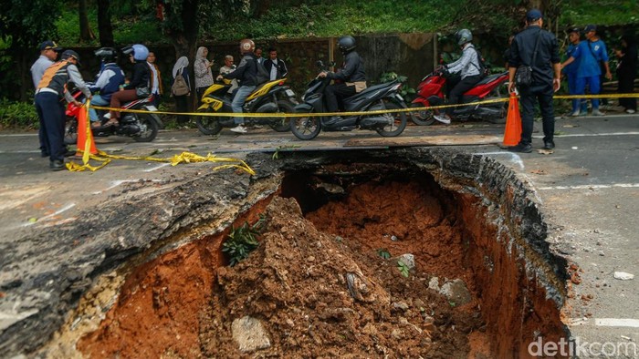 truk-terperosok-di-tepian-jalan-amblas-lenteng-agung-1780032597691_169