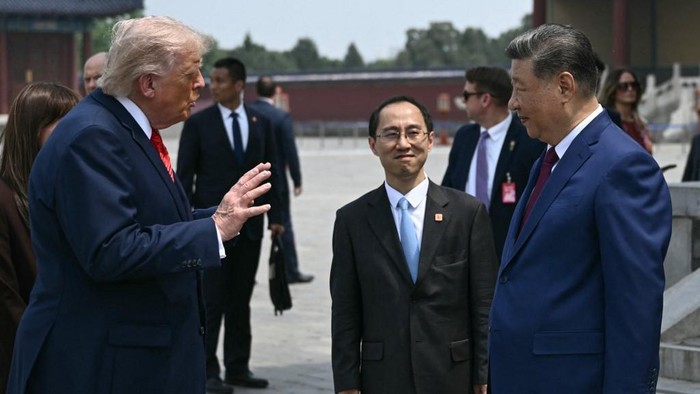 trump-dan-xi-jinping-saat-berkunjung-ke-kuil-surga-di-beijing-usai-melakukan-pertemuan-tatap-muka-1778755197850_169