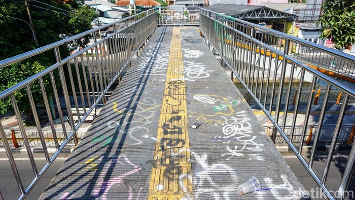 vandalisme-di-jpo-taman-secawan-bikin-kumuh-1779339941571_169