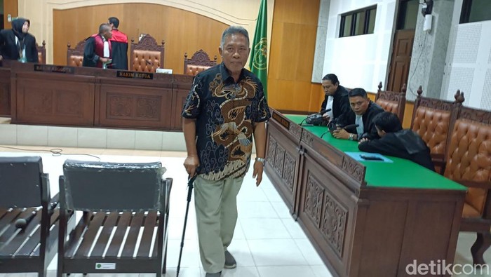 vonis-eks-bupati-lobar-1760332519674_169