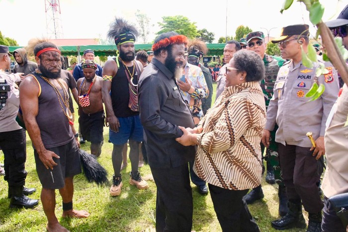 wamendagri-ribka-haluk-damaikan-suku-berkonflik-di-wamena-1779526710785