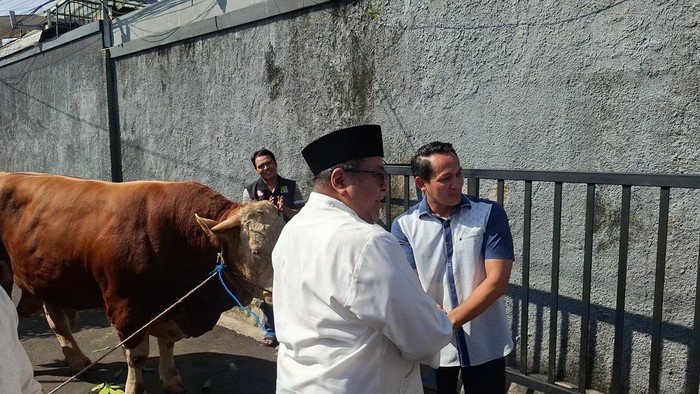 warga-gandaria-dapat-sapi-1-ton-dari-rano-karno-1779863171578_169