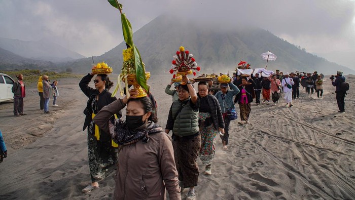 warga-tengger-bawa-sesaji-dalam-ritual-melasti-1780150350204_169