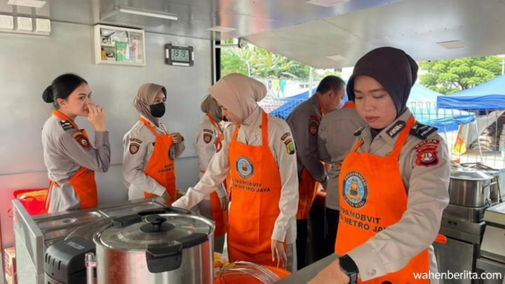 Important Visit: Dapur Polda Metro Bagikan Makanan ke Korban Kebakaran Kemayoran