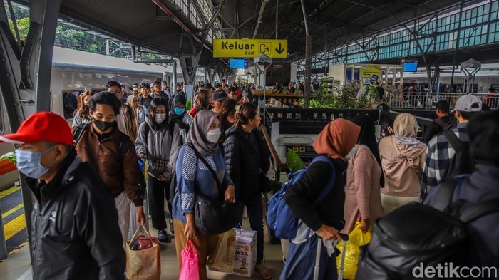 14-ribu-penumpang-arus-balik-tiba-di-stasiun-pasar-senen-1780285614707_169