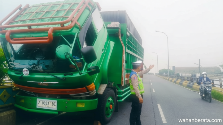 Alami Kendala Rem – Truk Ini Mogok di Flyover Ciputat Tangsel