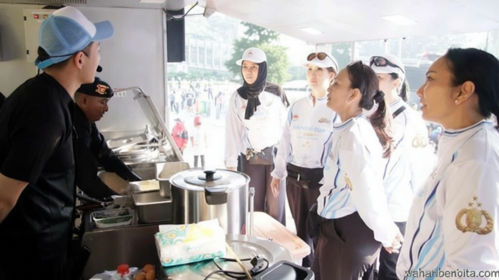 Historic Moment: Sambut HUT Bhayangkara, Polda Metro Bareng Chef Asal Jepang Masak Nasgor di CFD