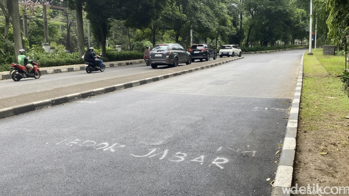 Facing Challenges: Di Balik Perbaikan Jalan Lenteng Agung Ditulis Tanda Batas Wilayah